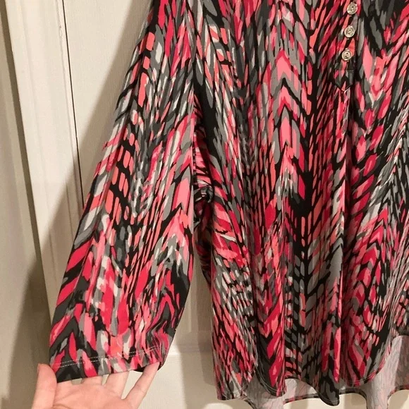 Links Women’s Red and Gray Patterned Plus Size 3X Top - Picture 3 of 6
